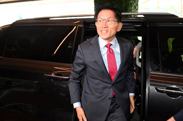 김문수 국민의힘 대선 후보가 23일 오전 서울 중구 더플라자호텔에서 열린 제3회 국가와 민족을 위한 조찬기도회에 참석하기 위해 차에서 내려 건물로 들어가고 있다. 성형주 기자