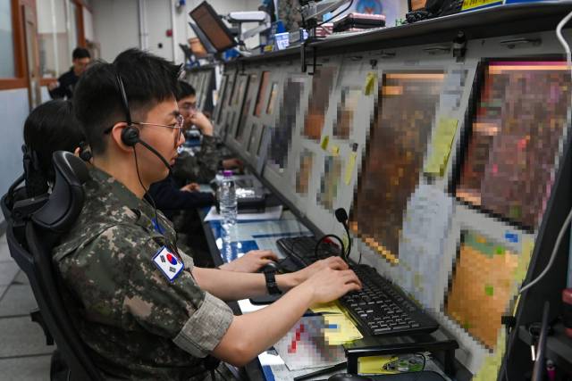 대한민국 공군 중앙방공통제소(MCRC) 무기운영팀이 항적분리 임무를 수행하고 있다. 사진 제공=공군