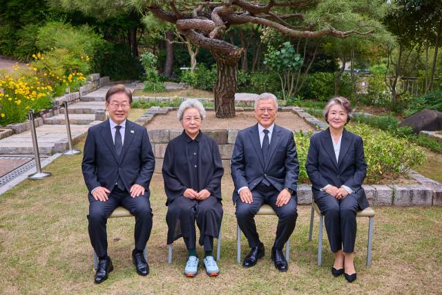 봉하마을서 기념촬영하는 이재명 대선 후보와 문재인 전 대통령 (서울=연합뉴스) 더불어민주당 이재명 대선 후보가 고 노무현 전 대통령 16주기 추도식이 열린 23일 경남 김해시 봉하마을에서 문재인 전 대통령, 김정숙 여사, 권양숙 여사와 기념촬영을 하고 있다. 2025.5.23 [더불어민주당 제공. 재판매 및 DB금지] photo@yna.co.kr (끝) <저작권자(c) 연합뉴스, 무단 전재-재배포, AI 학습 및 활용 금지>