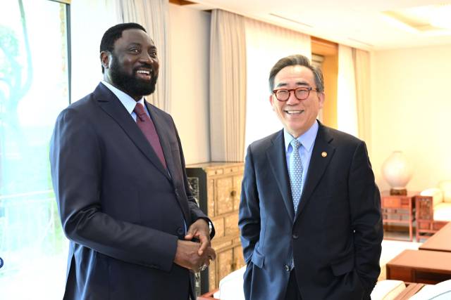조태열(오른쪽) 외교부 장관이 23일 마마두 탕가라 감비아 외교장관과 담소를 나누고 있다. 사진제공=외교부