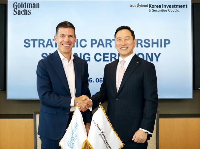 김성환(오른쪽) 한국투자증권 사장이 5일(현지 시간) 미국 뉴욕 골드만삭스 본사에서 존 월드론 최고운영책임자(COO)와 전략적 협업을 위한 업무협약(MOU)을 체결한 후 기념 촬영을 하고 있다. 사진 제공=한국투자증권