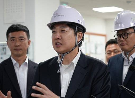 이준석 개혁신당 대선후보가 5월 12일 전남 여수 국가산업단지를 찾아 관계자와 대화하고 있다. 뉴스1