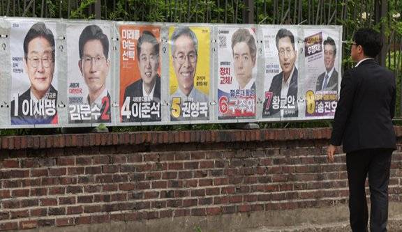 한 시민이 21대 대선 선거벽보를 바라보고 있다. 뉴시스