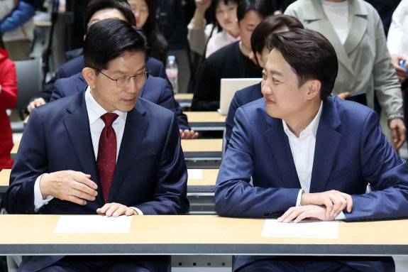 김문수 국민의힘 대선후보(왼쪽)와 이준석 개혁신당 대선후보가 5월 19일 서울 중구 서울시청에서 열린 '약자와 동행하는 서울 토론회'에 참석해 나란히 앉아 있다. 뉴스1