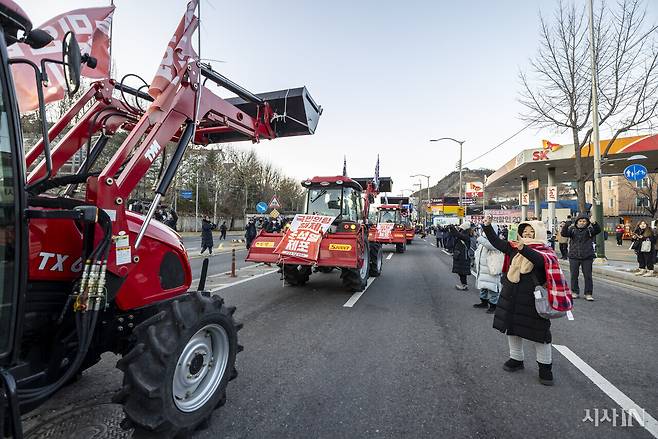 1월22일 트랙터를 몰고 상경한 농민들이 시민들의 응원을 받으며 한남동 대통령 관저로 향하고 있다. ⓒ시사IN 포토