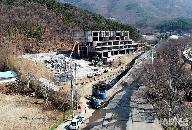 대구 달성군이 논공읍 하리 옛 약산온천호텔을 철거하고 있다. ⓒ대구 달성군