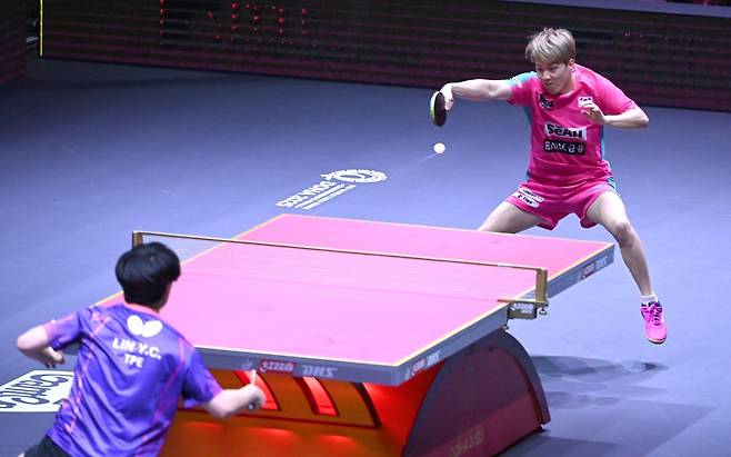 안재현(뒤)은 23일(한국시간) 루사일스포츠아레나에서 열린 펠릭스 르브런과 2025세계탁구선수권대회 7일째 남자단식 8강에서 게임스코어 4-3 역전승을 거뒀다. 르브런이 2024파리올림픽 남자단식과 남자단체전&nbsp;동메달리스트인 사실을 고려하면 대어를 낚았다. 안재현의 목표는 6년 전 헝가리 부다페스트대회처럼 단식 입상이지만, 그는 마음을 비워야 메달에 닿을 수 있다는 것을 잘 안다. 사진제공│대한탁구협회