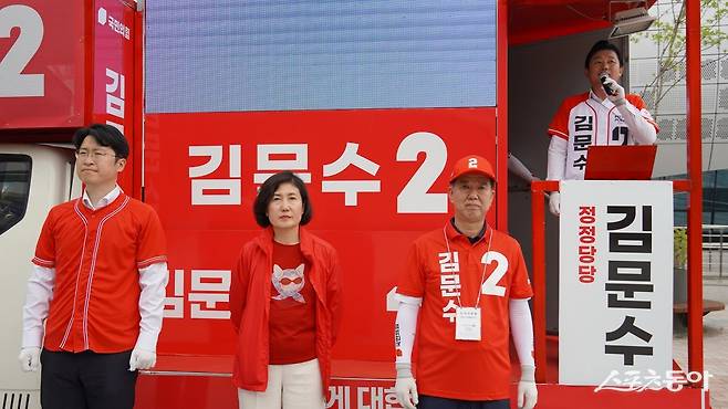 이준배 총괄선대위원장은 “단 한 사람을 위해 국가의 근간인 헌법과 자유민주주의 가치가 송두리째 흔들리고 있다”며 “민주당 윤호중 선대위원장이 ‘사법부의 법봉보다 국회의 의사봉이 세다’고 한 발언은 정의가 아닌 지배, 법치가 아닌 복종을 노골적으로 드러낸 것”이라고 직격했다. 사진제공|국민의힘 세종선대위