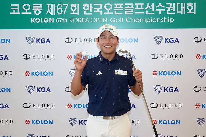 문도엽이 23일 강원도 춘천 라비에벨 골프&리조트 듄스 코스에서 열린 코오롱 제67회 한국오픈 골프선수권대회 2라운드 8번홀에서 홀인원을 기록한 뒤  5번 아이언과 공을 들고 기념촬영 하고 있다. ｜대회 조직위원회 제공