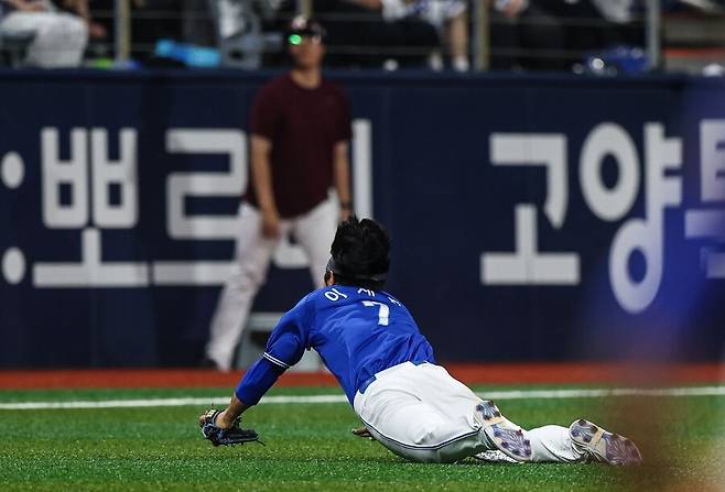 ▲ 이재현이 몸을 날려 잡아냈다. 그야말로 슈퍼 캐치. ⓒ 삼성 라이온즈