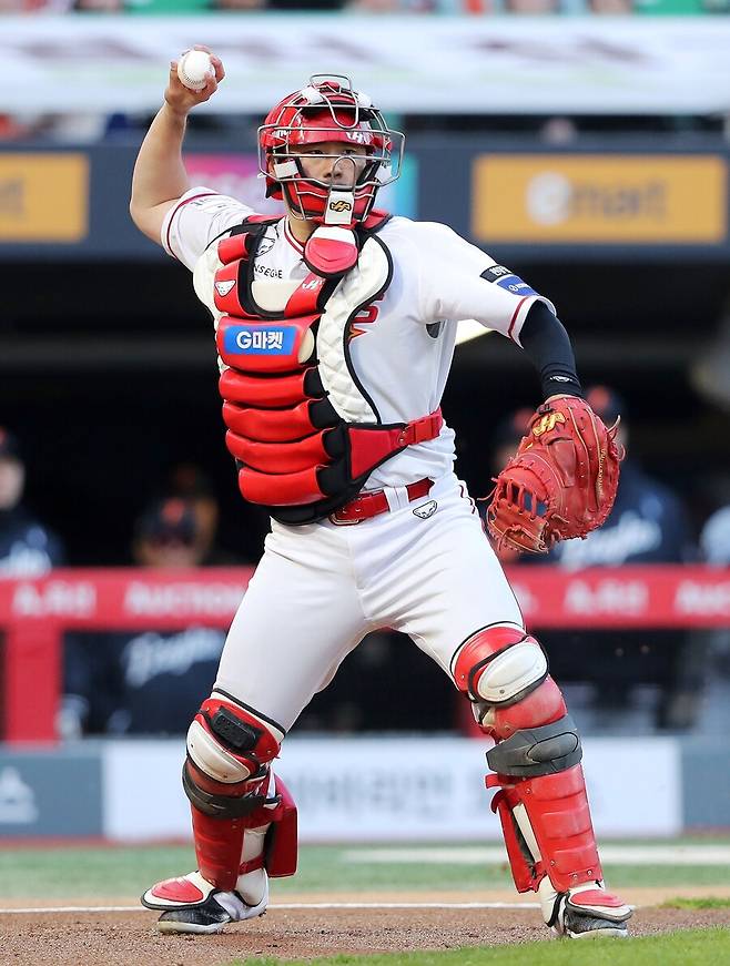 ▲ 햄스트링 부상을 털어내고 1군 엔트리에 들어온 이지영 ⓒSSG랜더스