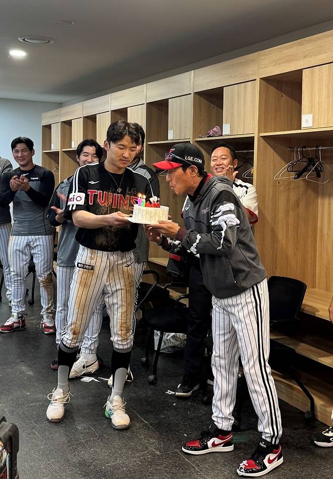 ▲ 경기 후 선수단이 준비한 케이크로 개인 통산 600승을 기념한 염경엽 LG 감독 ⓒLG트윈스