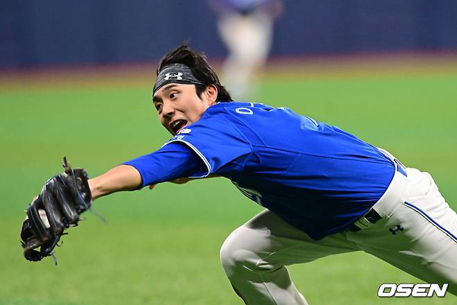 삼성 이재현이 22일 키움전 8회말 무사 1,2루에서 다이빙캐치로 아웃을 만들어내고 있다.
