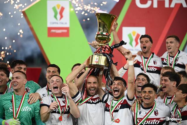 우승 트로피를 들어올리는 볼로냐. /AFPBBNews=뉴스1