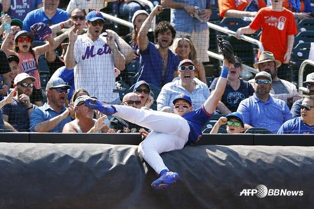 방수포 위를 타고 수비하는 메이저리그 선수(사진은 기사와 관계 없음). /AFPBBNews=뉴스1