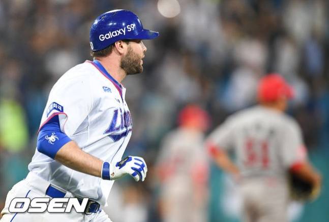 삼성 라이온즈 시절의 다린 러프(왼쪽).