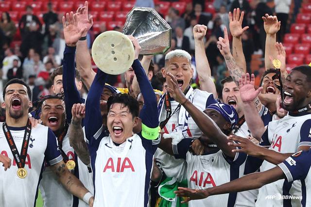 손흥민 우승 세리머니. /AFPBBNews=뉴스1