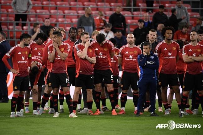 맨유 선수들이 지난 23일(한국시간) 2024~2025시즌 유럽축구연맹(UEFA) 유로파리그(UEL) 결승에서 토트넘에 패한 뒤 어두운 표정을 짓고 있다. /AFPBBNews=뉴스1
