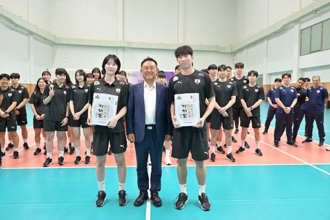 한국 남녀 배구 국가대표팀 주장들이 이충우 여주시장(가운데)과 함께 대왕님표 여주 쌀 전달식 기념사진을 찍고 있다. /사진=대한배구협회 제공