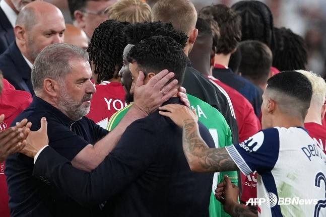 엔제 포스테코글루(왼쪽) 감독이 후벵 아무림 감독(가운데)을 위로하고 있다. /AFPBBNews=뉴스1