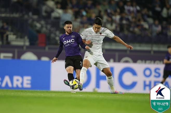 23일 안양종합운동장에서 열린 하나은행 K리그1 2025 15라운드에서 치열한 볼 경합을 하고 있는 포항 스틸러스 이호재(오른쪽)와 FC안양 에두아르도. /사진=한국프로축구연맹 제공