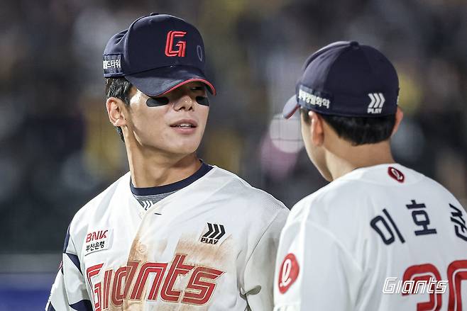 롯데 외야수 장두성(왼쪽)은 22일 사직구장에서 열린 '2025 신한 SOL Bank KBO 리그' LG와 주중 3연전 마지막 경기에서 1번타자 중견수로 선발 출전했다. 3회말 결승타를 포함해 3타점으로 공격에 활력을 불어넣었다. 롯데 자이언츠