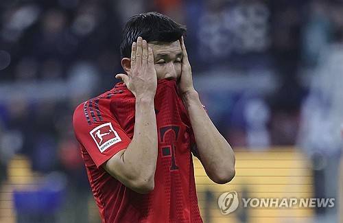 'HERE WE GO'로 유명한 유럽 이적시장 전문가 파브리치오 로마노가 그의 이적 가능성을 인정하면서 김민재의 거취에 대한 관심이 급속도로 고조되고 있다. 독일 무대 진출 2시즌 만에 뮌헨과의 결별 가능성이 거론되고 있는 김민재의 현재 차기 행선지로는 잉글리시 프리미어리그와 사우디아라비아 리그가 유력한 것으로 보인다. 그러나 그의 고액 연봉이 향후 이적에 걸림돌이 될 수 있다는 전망도 함께 제기되고 있다. 로마노는 22일 자신의 SNS를 통해 '김민재의 미래는 바이에른 뮌헨보다는 프리미어리그나 사우디아라비아에 있다. 다만 그는 매우 높은 연봉을 받고 있다"고 했다. 현재 김민재 연봉으론 프리미어리그 가기가 어렵다는 뜻으로 보인다. 연합뉴스