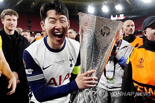UEFA가 23일(한국시간) 공식 채널을 통해 2024-2025시즌 UEFA 유로파리그 올해의 팀을 선정해 발표했다.&nbsp;  UEFA 테크니컬 옵저버 그룹이 선정한 올해의 팀에 토트넘 선수 4명이 뽑혀 가장 많이 이름을 올렸다. 최전방 공격수 도미닉 솔란키, 수비수 크리스티안 로메로, 페드로 포로, 그리고 굴리에모 비카리오 골키퍼가 뽑혔다.&nbsp;연합뉴스