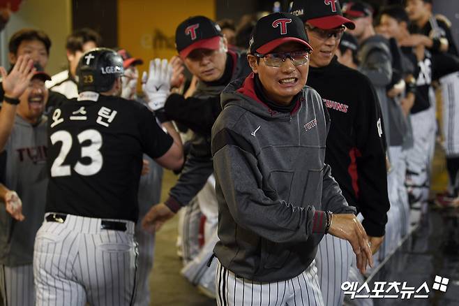 염경엽 LG 트윈스 감독이 23일 인천 SSG랜더스필드에서 열린 2025 신한 SOL Bank KBO리그 SSG 랜더스와의 팀 간 7차전에서 3-2 승리를 거두고 KBO리그 역대 12번째 감독 통산 600승을 기록했다. 사진 고아라 기자