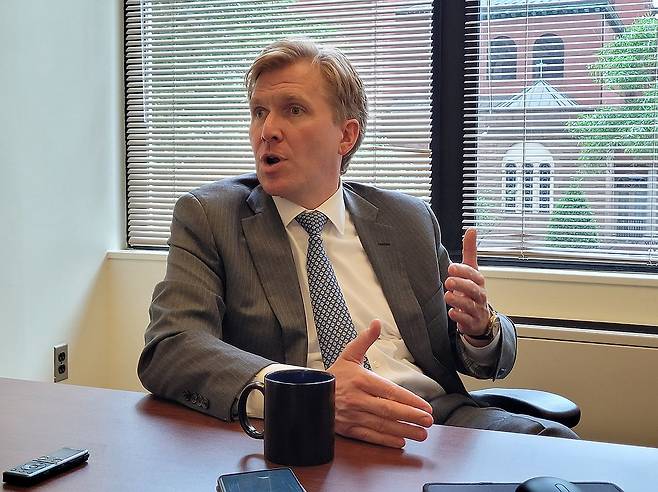 연합뉴스와 인터뷰하는 콜비 전 미국 국방부 부차관보 [연합뉴스 자료사진]