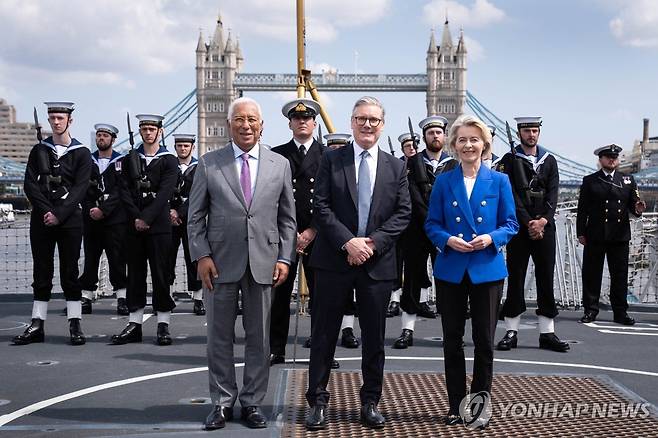런던에서 기념촬영 하는 EU 정상들과 영국 총리 [로이터 연합뉴스 자료사진 재판매 및 DB 금지]