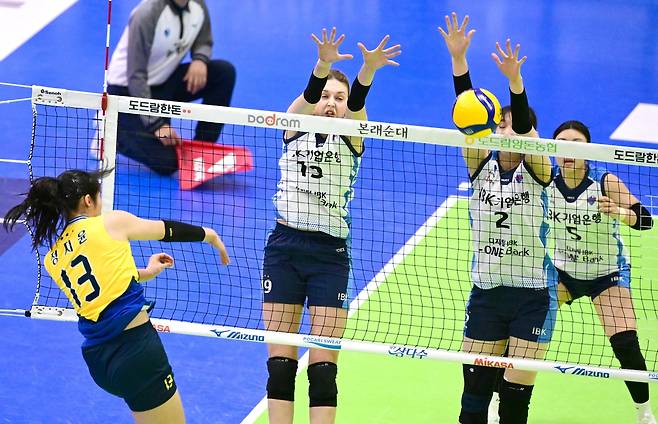 여자 프로배구 현대건설과 IBK기업은행의 경기 장면  [한국배구연맹 제공. 재판매 및 DB 금지]