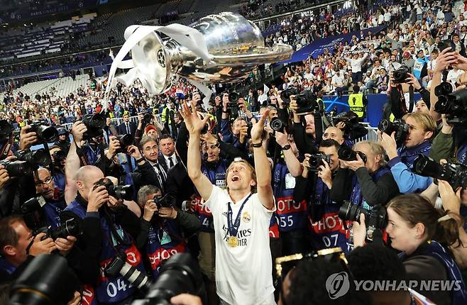 2021-2022시즌 UCL 우승 뒤 세리머니 하는 모드리치 [EPA=연합뉴스]