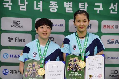 종별탁구선수권 여자복식에서 우승한 유한나(왼쪽) [촬영 이동칠]