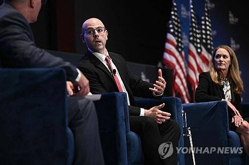 스티븐 미런 백악관 경제자문위원회(CEA) 위원장(가운데) [AFP 연합뉴스 자료사진]