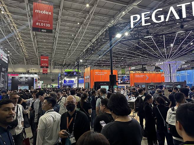'컴퓨텍스 2025'가 열린 타이베이 난강 전시관 (타이베이=연합뉴스) 강태우 기자 = 20일 개막한 대만 타이베이 난강 전시관에서 방문객들이 주요 업체들의 부스에서 줄을 서고 있다. 2025.5.20 burning@yna.co.kr