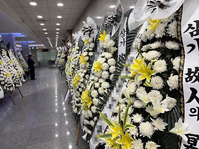 숨진 교사 빈소에 놓인 조화들 [촬영 백나용]