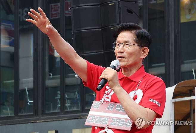 광명서 유세하는 김문수 대선후보 (광명=연합뉴스) 황광모 기자 = 국민의힘 김문수 대선후보가 지난 22일 경기 광명시 철산로데오거리에서 열린 유세에서 지지를 호소하고 있다. 2025.5.22 [공동취재] hkmpooh@yna.co.kr