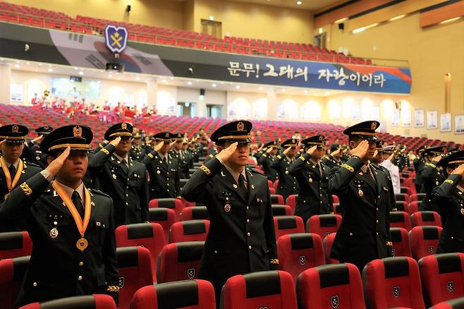 경례하는 38기 전문사관 졸업생 [육군학생군사학교 제공. 재판매 및 DB 금지]