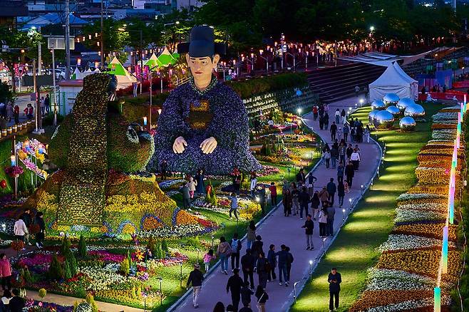 광한루원 앞 요천의 춘향제 기간 밤풍경 [남원시 제공. 재판매 및 DB 금지]