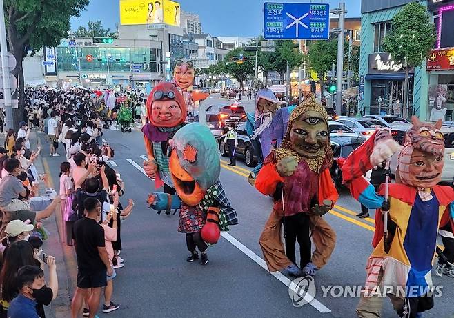 2022 춘천인형극제 퍼레이드  [연합뉴스 자료사진]