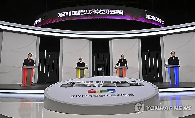 제21대 대선 1차 후보자 토론회 (서울=연합뉴스) 더불어민주당 이재명·개혁신당 이준석·민주노동당 권영국·국민의힘 김문수 대선후보가 지난 18일 서울 마포구 상암동 SBS 프리즘센터 스튜디오에서 열린 제21대 대선 1차 후보자 토론회 시작을 기다리고 있다. 2025.5.18 [국회사진기자단] photo@yna.co.kr