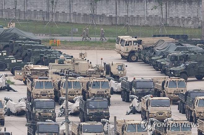 대기 중인 미군 차량 (동두천=연합뉴스) 임병식 기자 = 미국 언론이 미 정부가 주한미군 감축을 검토하고 있다고 보도한 23일 오전 경기도 동두천시의 주한미군 기지에서 미군 차량이 대기하고 있다. 2025.5.23 andphotodo@yna.co.kr