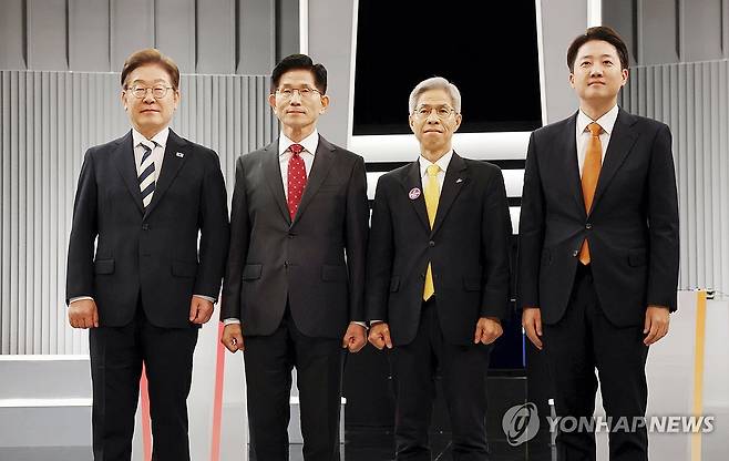 제21대 대통령 선거 2차 후보자 토론회 기념 촬영 (서울=연합뉴스) 더불어민주당 이재명·국민의힘 김문수·민주노동당 권영국·개혁신당 이준석 대선후보가 23일 서울 영등포구 여의도 KBS 스튜디오에서 열린 제21대 대선 2차 후보자 토론회 시작에 앞서 기념 촬영하고 있다. 2025.5.23 [국회사진기자단] photo@yna.co.kr