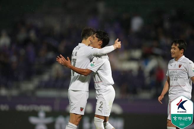 골 넣고 신광훈과 포옹하는 어정원(2번) [한국프로축구연맹 제공. 재판매 및 DB 금지]