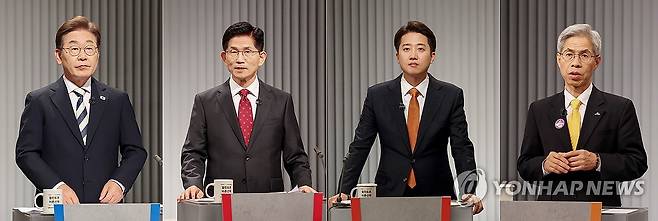 제21대 대선 2차 후보자 토론회 준비하는 후보들 (서울=연합뉴스) 더불어민주당 이재명·국민의힘 김문수·개혁신당 이준석·민주노동당 권영국 대선후보가 23일 서울 여의도 KBS 스튜디오에서 열린 제21대 대선 2차 후보자 토론회를 준비하고 있다. 2025.5.23 [국회사진기자단] photo@yna.co.kr