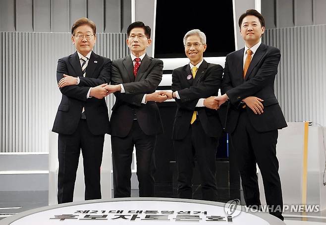 제21대 대통령 선거 2차 후보자 토론회 (서울=연합뉴스) 더불어민주당 이재명·국민의힘 김문수·민주노동당 권영국·개혁신당 이준석 대선후보가 23일 서울 영등포구 여의도 KBS 스튜디오에서 열린 제21대 대선 2차 후보자 토론회 시작에 앞서 악수하며 기념 촬영하고 있다. 2025.5.23 [국회사진기자단] photo@yna.co.kr