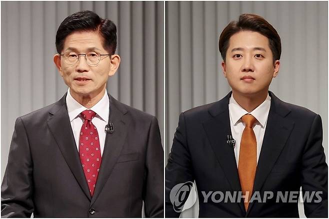 제21대 대선 2차 후보자 토론회 준비하는 김문수-이준석 후보 (서울=연합뉴스) 국민의힘 김문수(왼쪽)·개혁신당 이준석 대선후보가 23일 서울 여의도 KBS 스튜디오에서 열린 제21대 대선 2차 후보자 토론회를 준비하고 있다. 2025.5.23 [국회사진기자단] photo@yna.co.kr