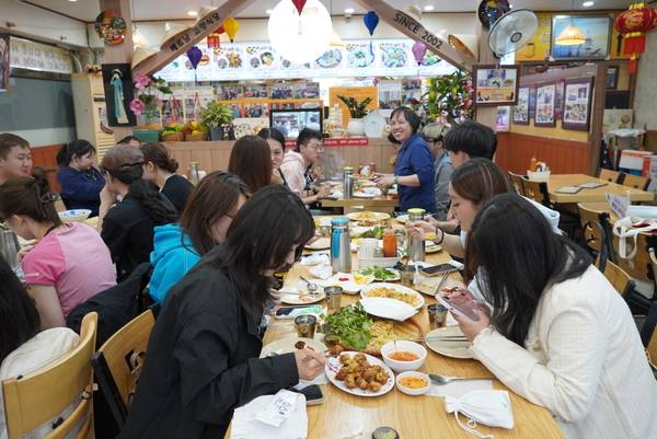 안산 다문화거리 미식투어 프로그램에 참가한 관광객들이 다문화거리를 둘러보고 있다. /안산시 제공