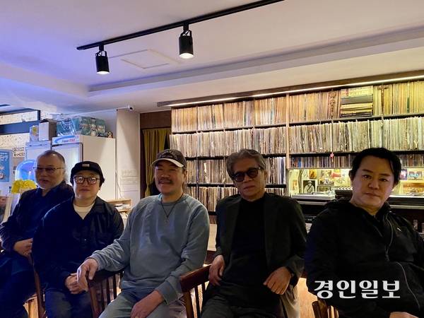 지난 20일 인천 중구 신포동 흐르는 물에서 만난 인천대중음악전문공연장협회 소속 라이브 클럽 대표들. 왼쪽부터 정유천(락캠프), 허정선(버텀라인), 안원섭(흐르는물), 박상진(뮤즈), 김성태(동인천 공감) 대표. 구월동 공감 최규호 대표는 일정상 이날 인터뷰에 참석하지 못했다. 2025.5.20 /박경호기자 pkhh@kyeongin.com